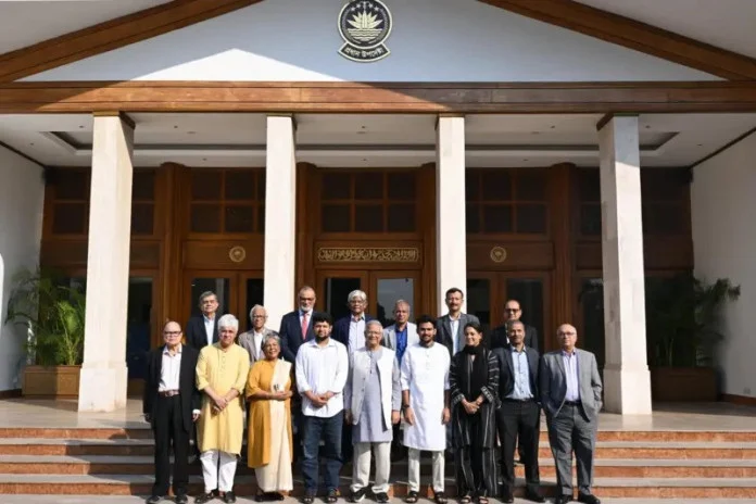 মাহফুজ আলম ও আসিফ মাহমুদকে নিয়ে উপদেষ্টা পরিষদের ফটোসেশন।