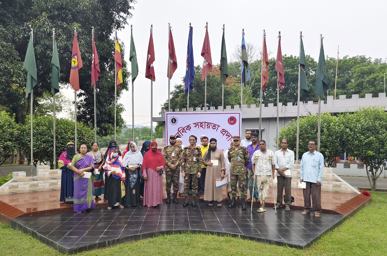 খাগড়াছড়িতে অসহায়দের পাশে দাঁড়ালো বাংলাদেশ সেনাবাহিনী